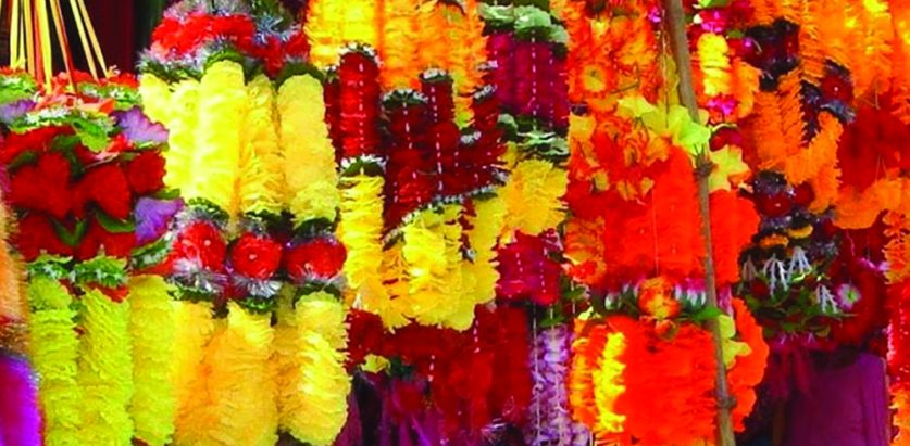 प्लाष्टिकका फूलमाला बजारभरि