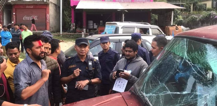 रवी लामिछाने चढेको गाडीमाथि चितवनमा भयो तोडफोड