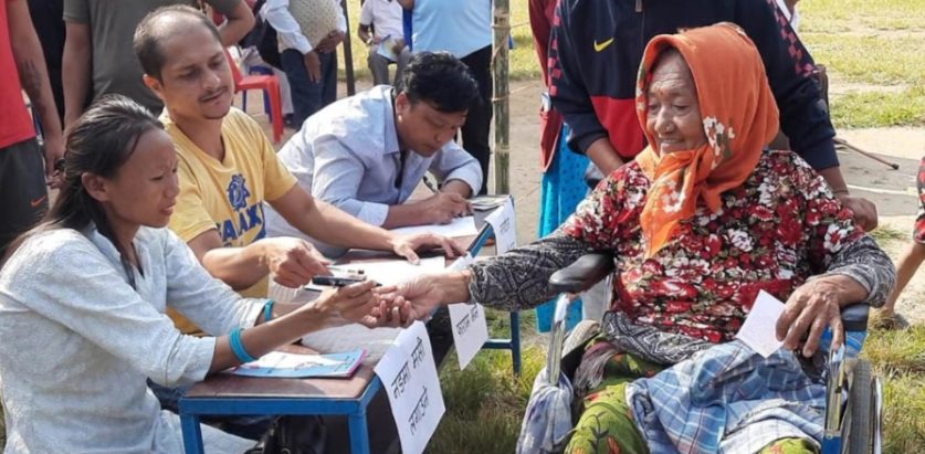 झापामा अपाङ्गता तथा दृष्टिविहीन भएका व्यक्तिले गरे नमुना मतदान