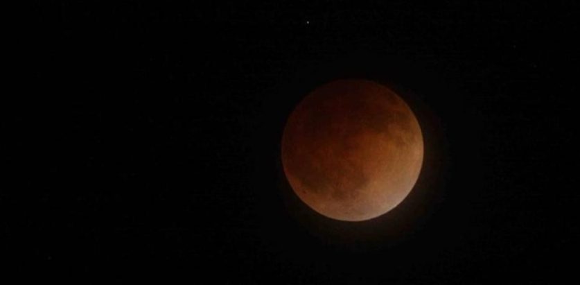 अहिले  ५ : ११ देखि खग्रास चन्द्रग्रहण शुरु : ग्रहणमा के गर्नु हुन्छ ? के गर्नु हुँदैन