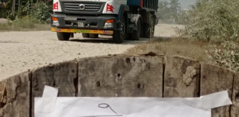 झापा क्षेत्र नम्बर १: “बाटो बनाउ भोट लैजाउ” भन्दै सडक अबरुद्ध