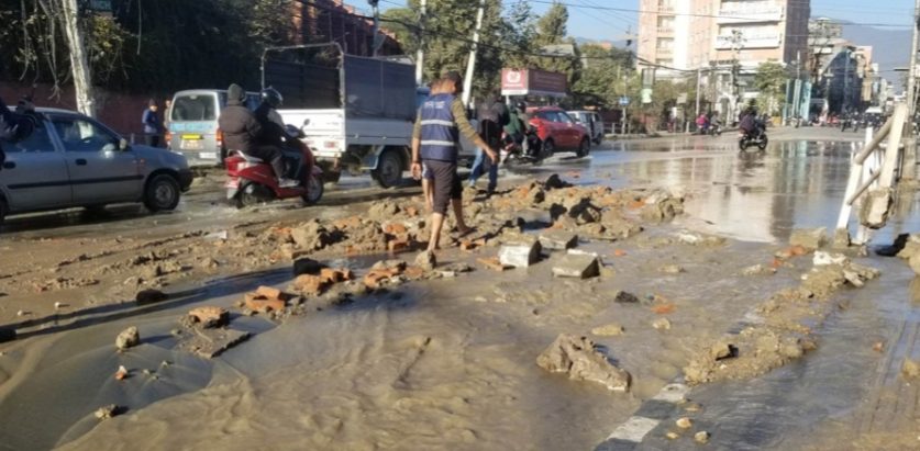 मेलम्चीको पानीले काठमाडौंका सडक जलमग्न 