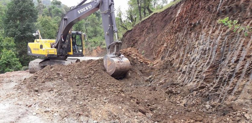 ठेकेदार सम्पर्कविहीन, ठप्प भयो मध्यपहाडी लोकमार्गको काम