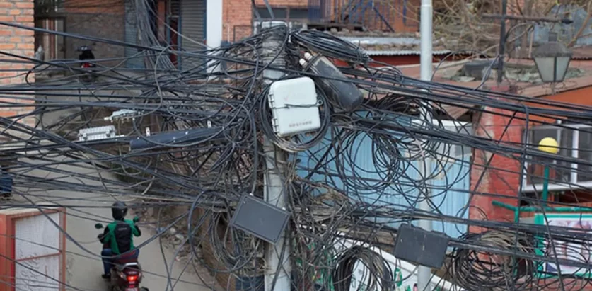 ठमेलभित्र अव्यवस्थित इन्टरनेटका तार काट्न सुरु