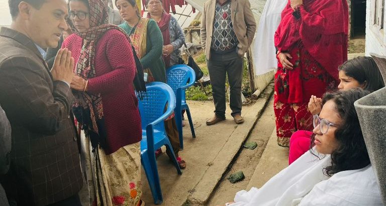 आत्मदाह गरेका प्रेम आचार्यको परिवारसंग शर्माले भनेः सिंङ्गो देश तपाइहरुको साथमा छ