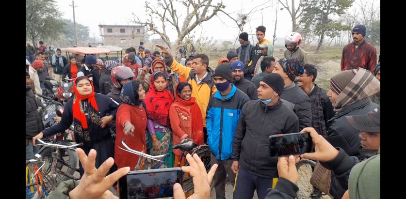 सडक निमार्ण नभएपछि स्थानीयहरुले गरे इनरुवा सडक अवरुद्य
