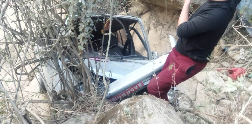 चोभारमा सडकबाट खस्यो कार