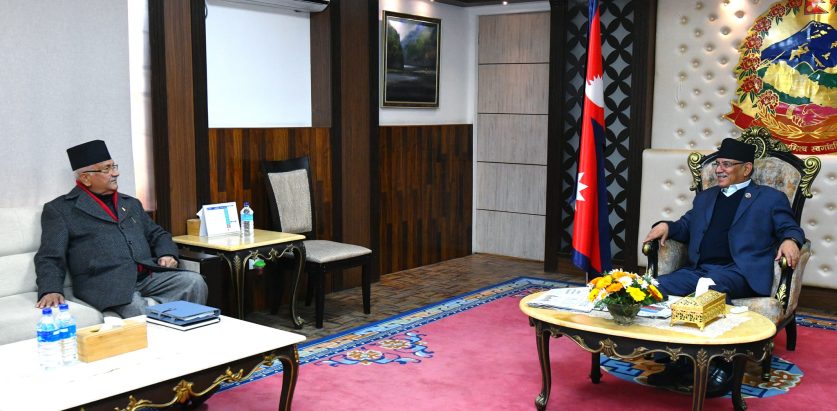 प्रधानमन्त्री प्रचण्डलाई भेट्न एमाले अध्यक्ष ओली बालुवाटारमा