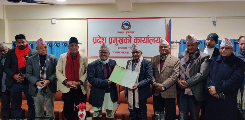 लुम्बिनीका मुख्यमन्त्री गिरीले शपथ लिँदै, आजै सानो आकारकाे मन्त्रिमण्डल गठन गरिने