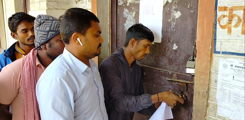 अभिभावकहरुले श्री आधारभुत विद्यालयमा लगाए ताला