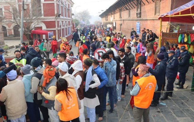 पशुपतिनाथमा भक्तजन र साधुसन्तको भिडभाड