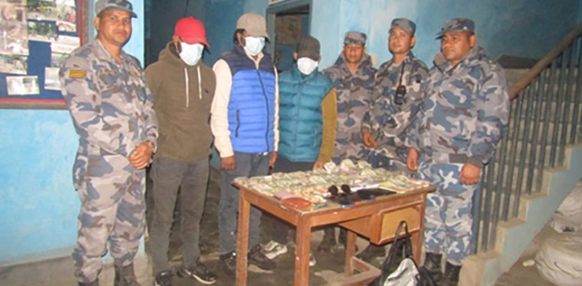 कञ्चनपुरमा १५ लाख भारतीय रुपैयाँ र गरगहनासहित ३ जना पक्राउ
