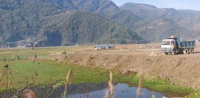 फेवातालको सिमसार क्षेत्र पुरिरहेका २ ट्रिपर महानगरको नियन्त्रणमा