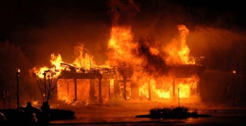 आफ्नै छिमेकीको घरमा आगो लगाएर तीन जना भागे