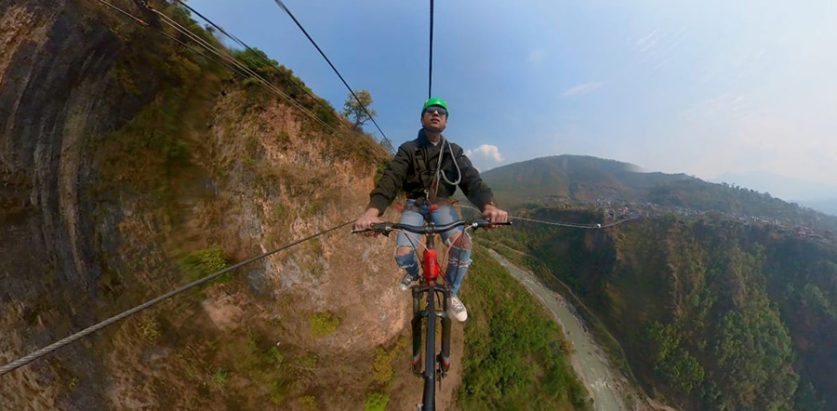 तनाव छल्न कुश्मा पुगेर बन्जी र स्काइ साइक्लिङमा रमाए अनमोल केसी