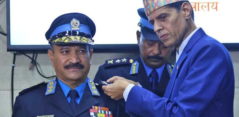 नेपाल प्रहरीका आईजीपी कुँवरले लगाए दर्ज्यानी चिह्न