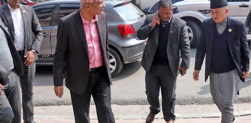 माधव नेपालको कार्यालय पुगे एमाले नेताहरु