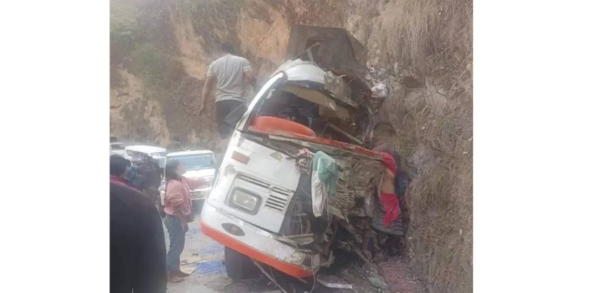 ओखलढुंगाबाट काठमाडौं आउँदै गरेको बस दुर्घटना, ५ जनाको मृत्यु