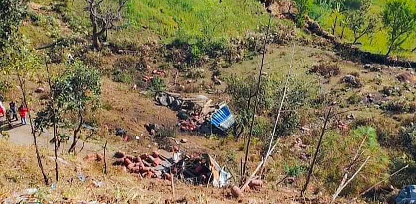 ग्यास सिलिन्डर बोकेको ट्रक पल्टियो, तीनजनाको मृत्यु