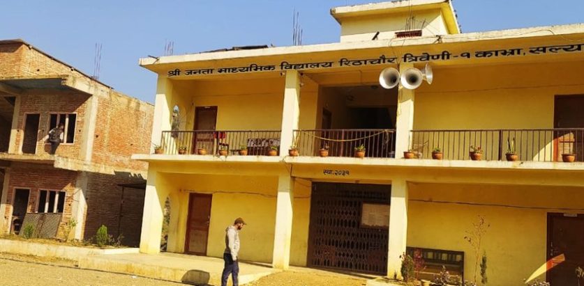 भुक्तानी नपाएको भन्दै ठेकेदारले लगाए विद्यालयमा ताला