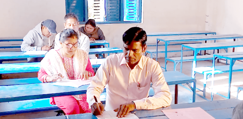वडाध्यक्षले दिए आठ कक्षाको परीक्षा