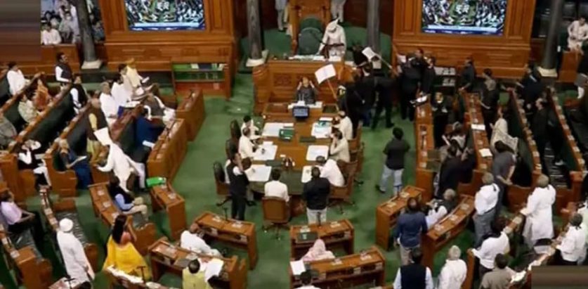 राहुल गान्धी प्रकरणः भारतीय संसद्‌मा तनाव, कालो पहिरनमा पुगे विपक्षी सांसद