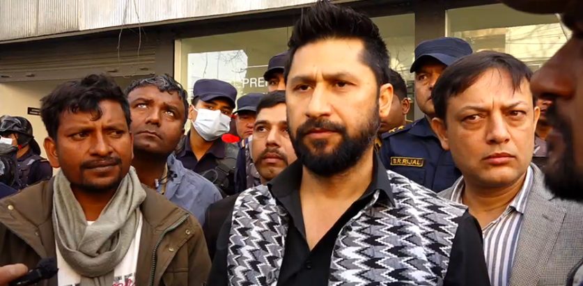 टंगालमा मिटरब्याज पीडितको प्रदर्शन, रवि लामिछानेले भेटेर भने– समाधानको पहल गर्छु