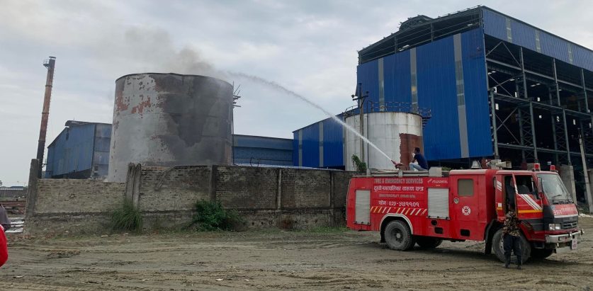 प्रिमियर स्टिल उद्योगको तेल ट्यांकीमा आगलागी