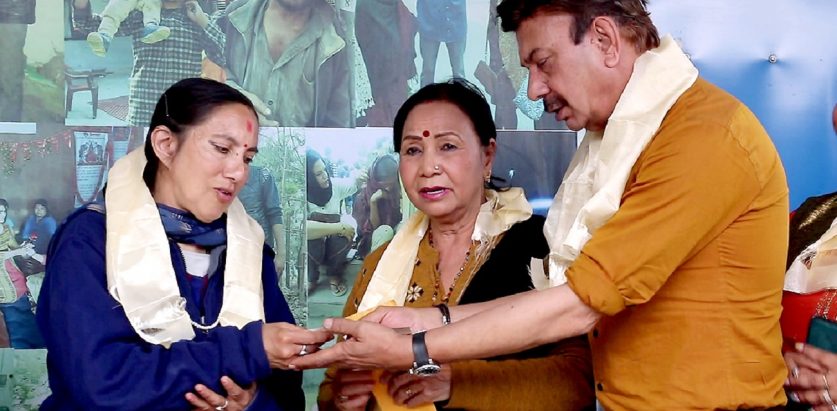 बिएस राणाकी पत्नी र छोरीको उपचारमा कोषकाे एक लाख सहयोग