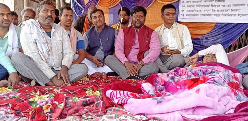 नगरपालिकासँग १२ बुँदे माग राखेर गरुडाका मेयर उम्मेदवार आमरण अनसनमा