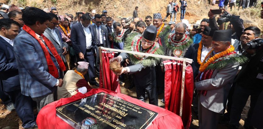 प्रधानमन्त्री पुष्पकमल दाहालले गोरखामा सडक शिलान्यास