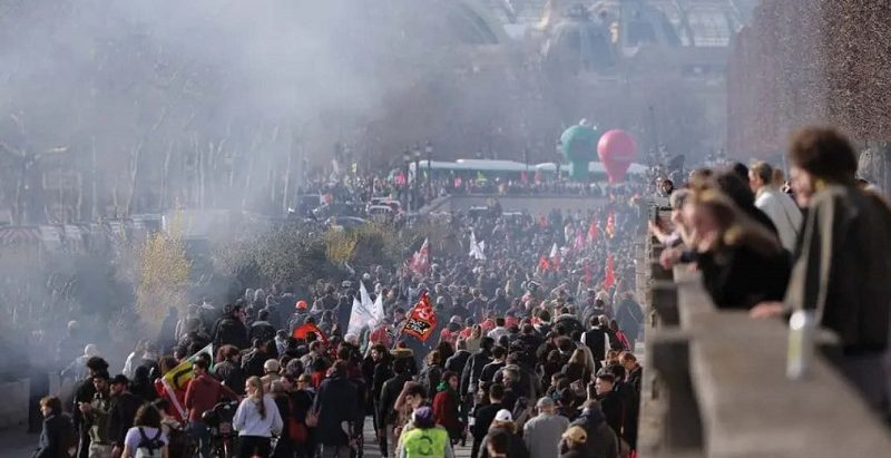 फ्रान्समा संसद् भवन अगाडि विरोध प्रदर्शन गर्न रोक : सरकारविरुद्ध अविश्वासको प्रस्ताव दर्ता