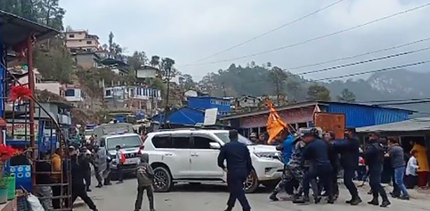 मुख्यमन्त्री कार्कीको गाडी तोडफोडको प्रयास