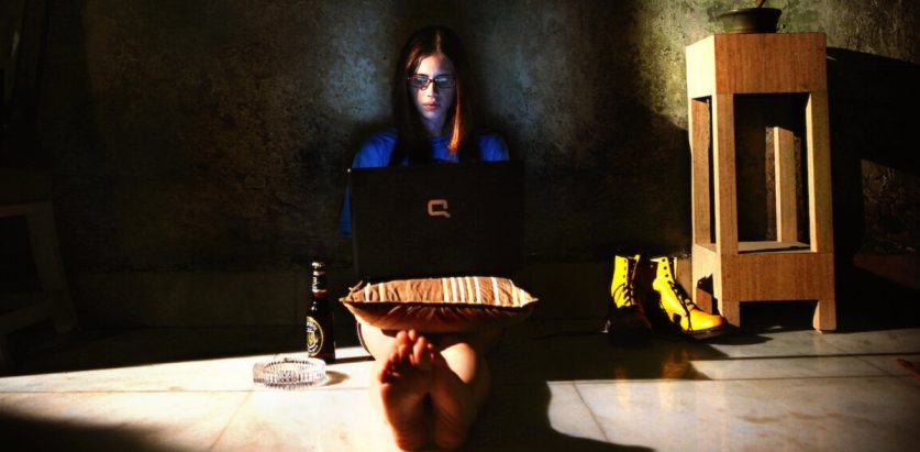 आफूलाई चिठी लेख्ने मान्छे खोज्दै हिँडेकी युवतीको कथा