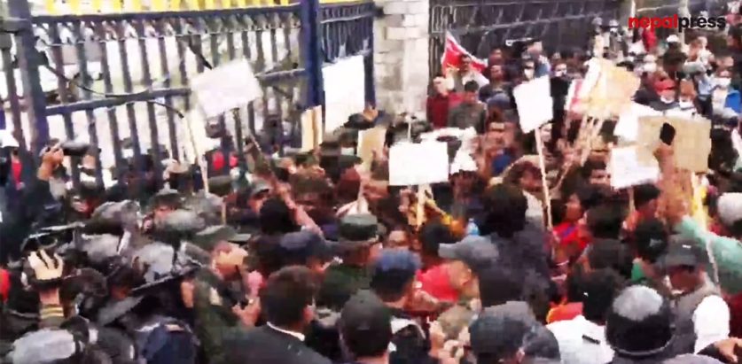 खुलामञ्च छिर्न खोजेका मिटरब्याज पीडित र महानगर प्रहरीबीच ठेलमठेल