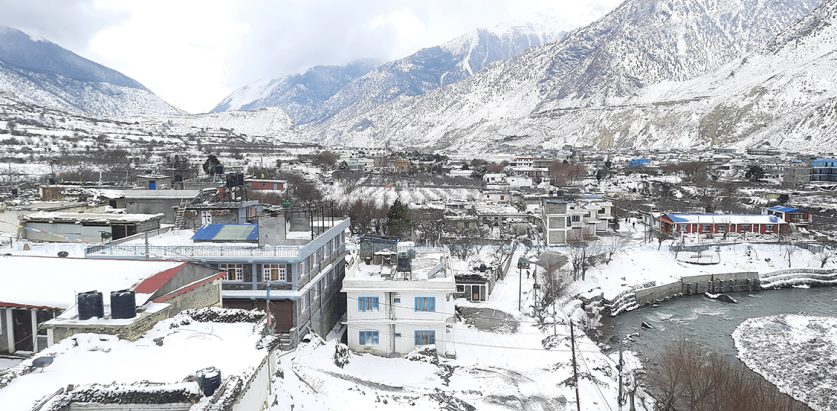 मुस्ताङमा पनि बेमौसमी हिमपात सुरु