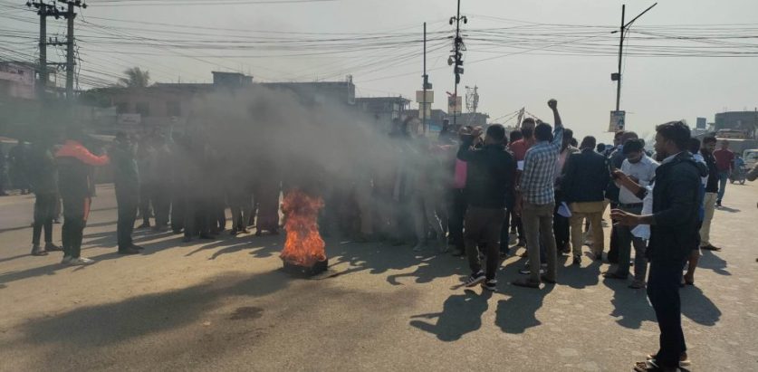 गोलबजारका मेयरमाथि मोबिल खन्याएर आक्रमण, कारबाहीको माग गदै एमाले कार्यकर्ता सडकमा