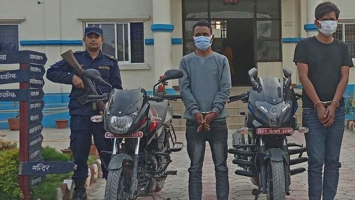 चोरीको मोटरसाईकल सहित २ जना पक्राउ