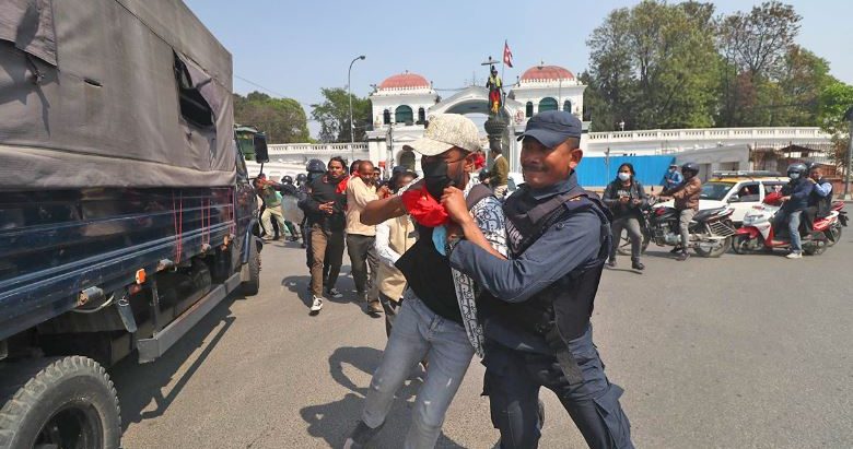 सिंहदरबार अगाडि प्रदर्शन गर्दा मिटरब्याज पीडित पक्राउ