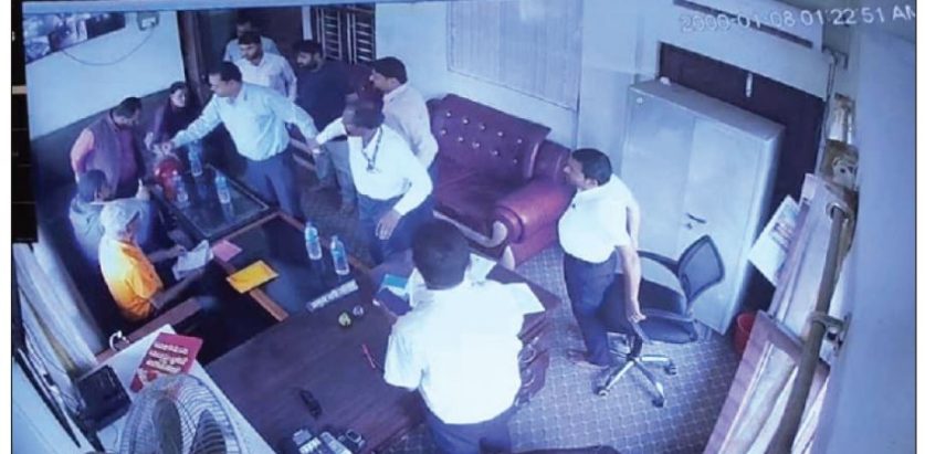 नापी कार्यालयका  प्रमुख मिश्रलाई सेवाग्राहीले अफिसमै दिए पिटाई