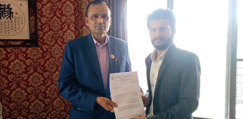 दिलिप महतोलाई शहिद घोषणा गर्न पूर्वमन्त्री यादवलाई ज्ञापन