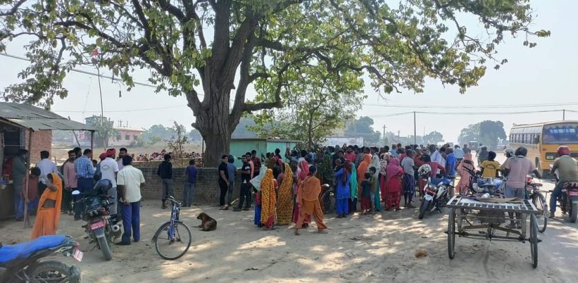 मन्दिर भत्काउन पुगेपछि मन्दिरमै बसे सर्प र लँगुर, स्थानीय भन्छन -‘नाग देवता प्रकट’, हेर्नेको भीड