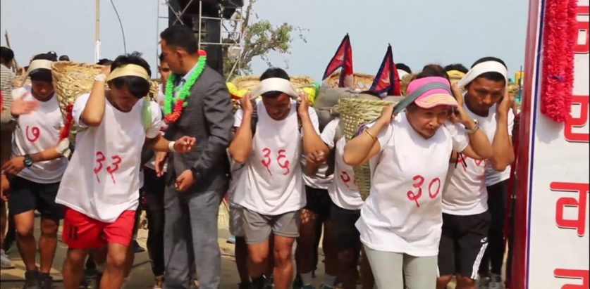 बालुवाले भरिएको डोको बोकेर दौडिने प्रतियोगिता