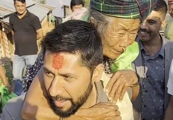 आमाले रविलाई बोक्न गरिन् अनुरोध