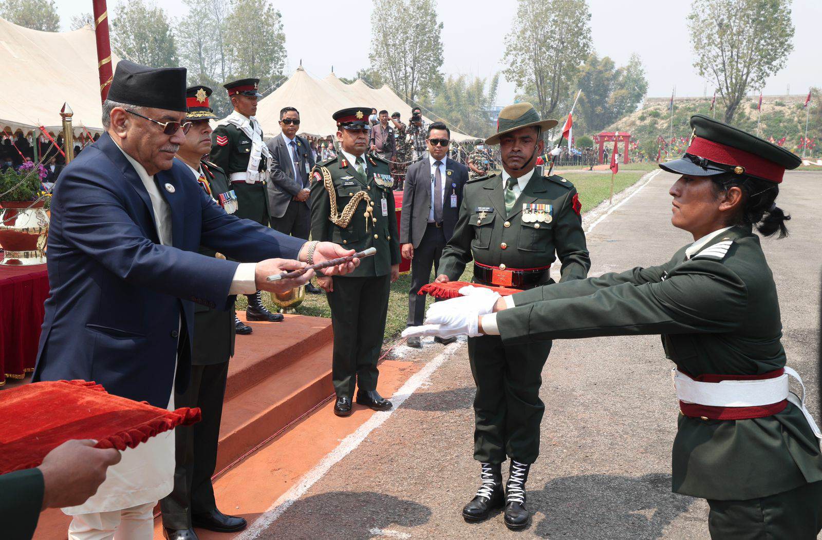 प्रधानमन्त्री प्रचण्डद्वारा नेपाली सेनाको कवाज अवलोकन