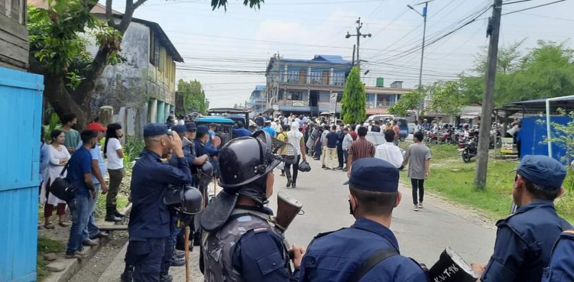 झापामा अध्यक्ष ओलीको कार्यक्रमस्थल बाहिर प्रहरी र पहिचानवादीबीच झडप