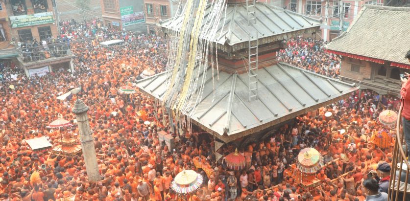 सिन्दुरले रङ्गियो मध्यपुरथिमि