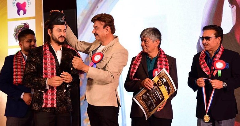 प्रदीपलाई टोपी लगाइदिएर भुवनले अंगालो हाल्दै बधाई दिए