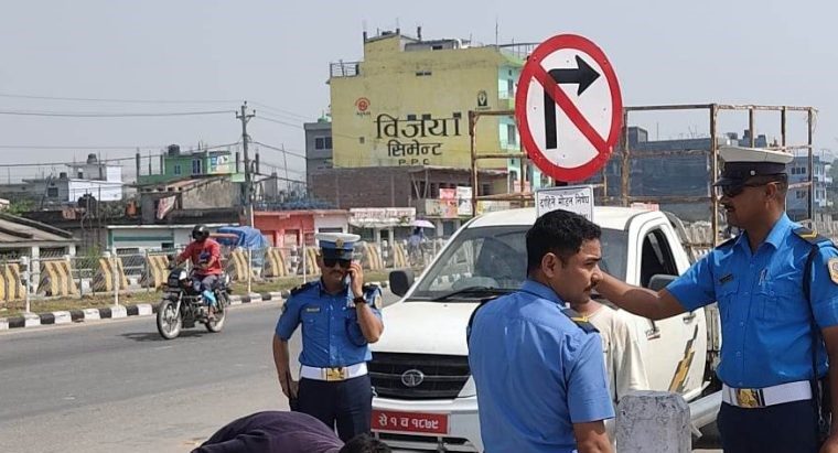 धनगढीको ६ लेन सडकमा दुर्घटना न्यूनीकरण गर्न ट्राफिक संकेत