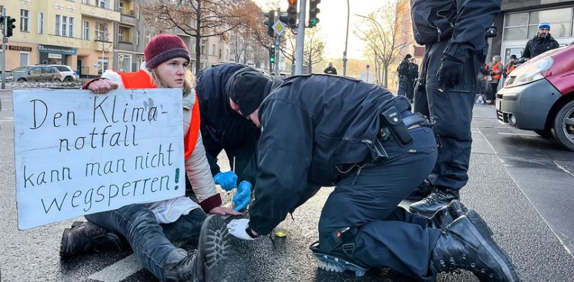 हातमा सुपर ग्लू लगाएर जर्मनीको सडकमै टाँसिए प्रदर्शनकारी